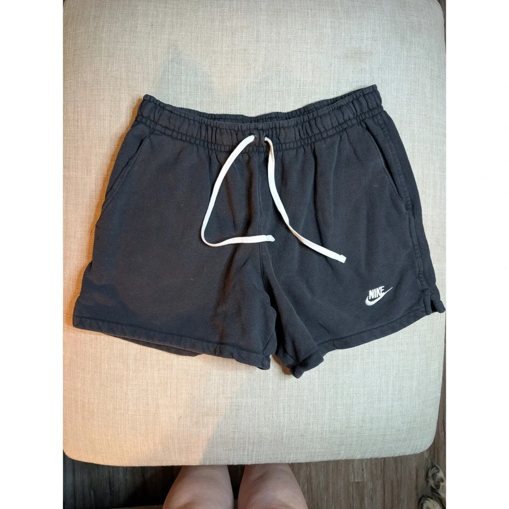 Nike Club Fleece Shorts in Black Mens size L - Picture 1 of 3